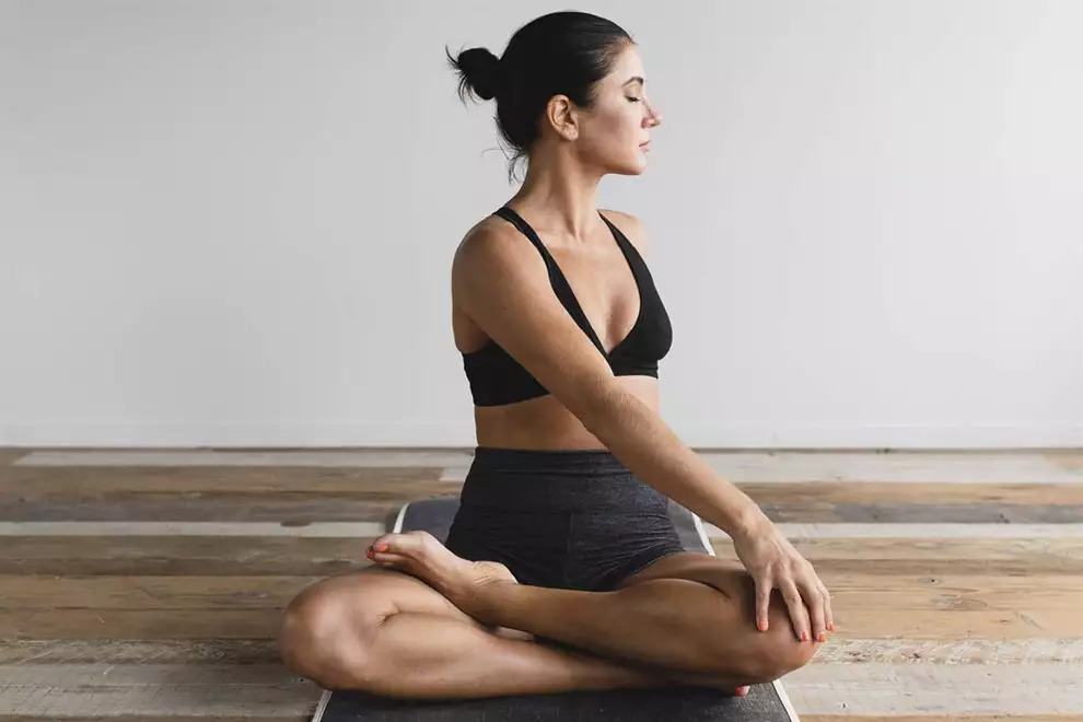 Ansiedad comer, practicar ejercicios de yoga