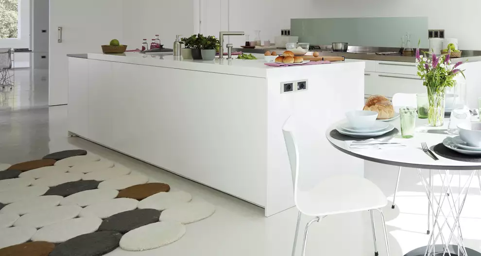 Cocina moderna blanca con alfombra 305330