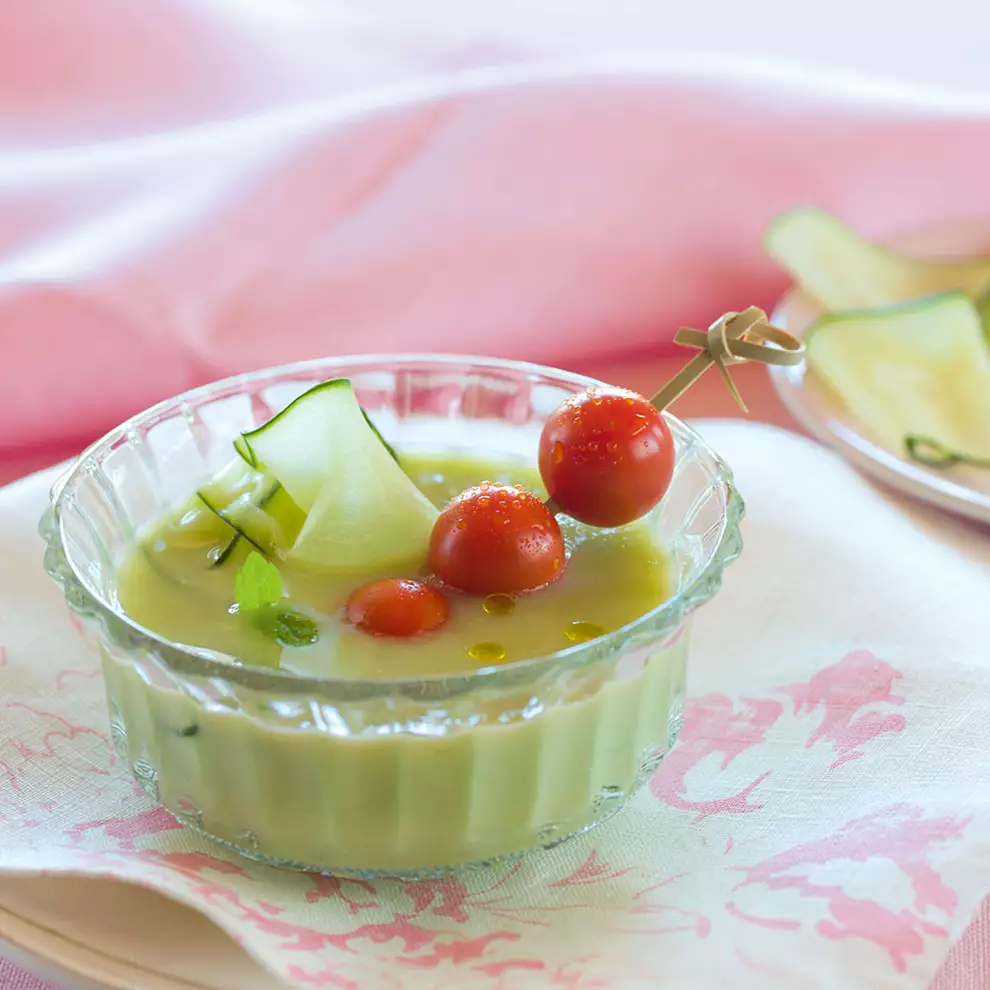Comidas saludables sopa fría de pepino