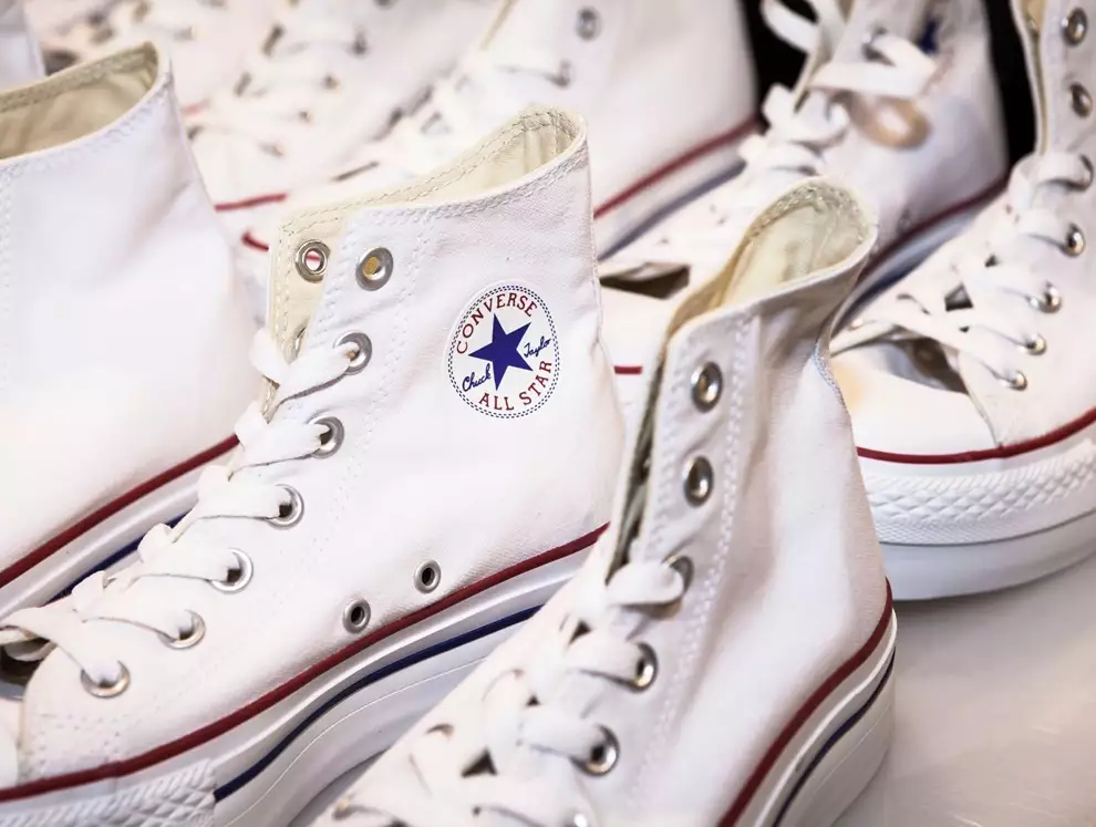 Cómo limpiar unas Converse blancas para que parezcan recién compradas