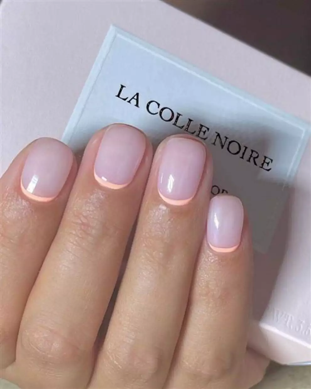 Uñas verano 2022: manicura francesa invertida