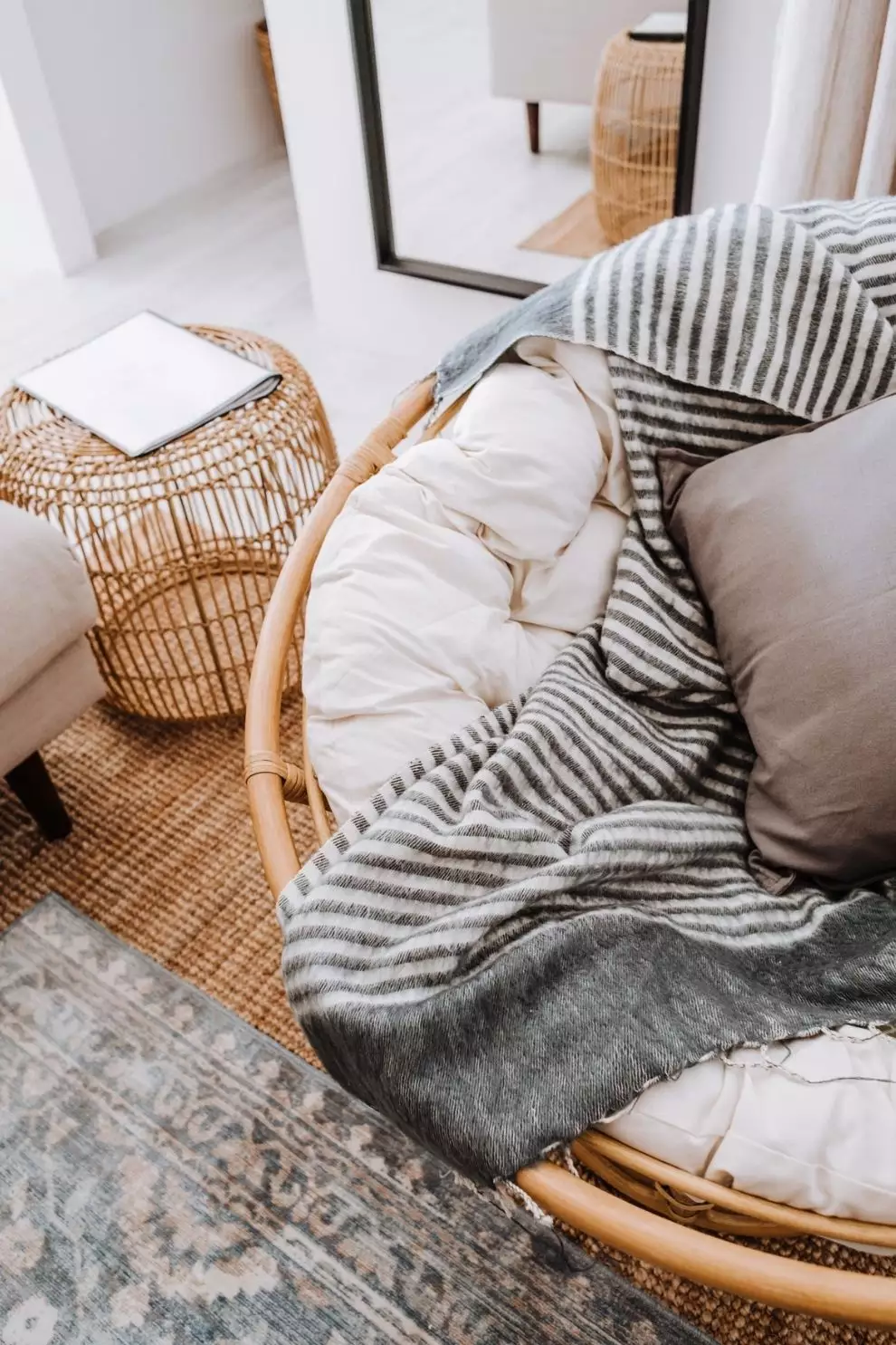Salón con alfombra y sillón en blanco