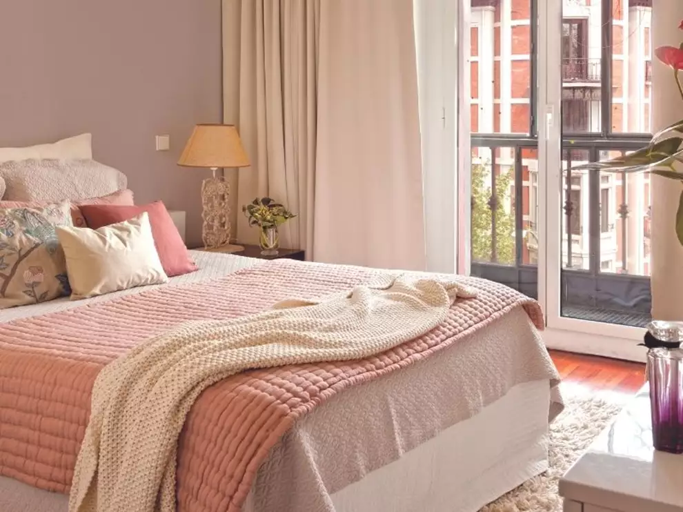Dormitorio con ropa de cama rosa