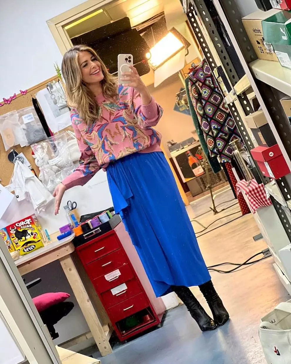 Los 10 mejores looks de Nuria Roca jersey rosa falda azul