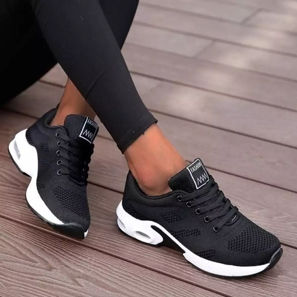 10 zapatillas de deporte para mujer que podrás llevar a la oficina