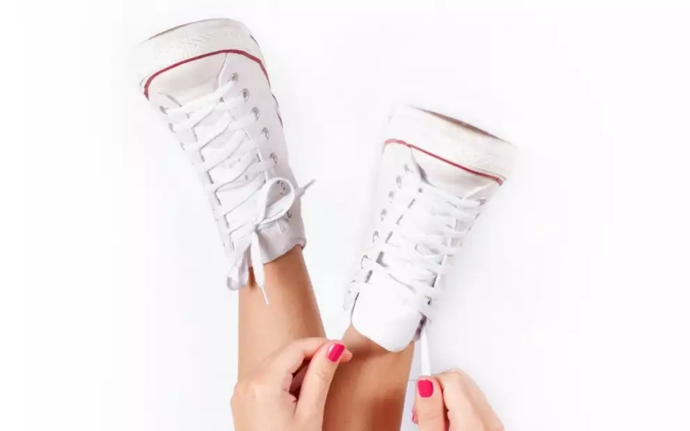 Cómo limpiar unas zapatillas blancas manchadas