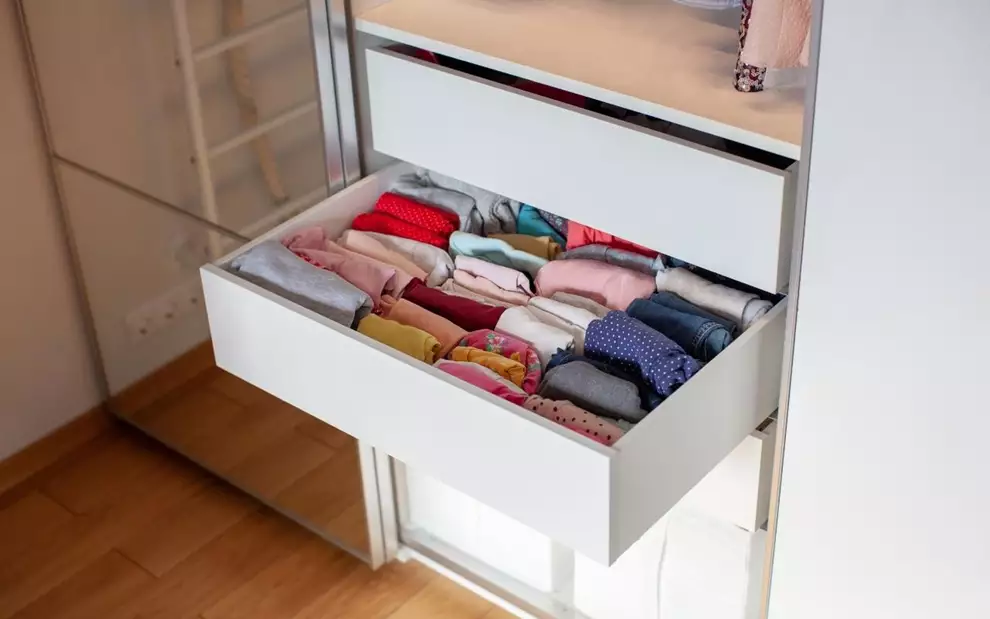 Cómo organizar un armario pequeño (por mucha ropa que tengas)