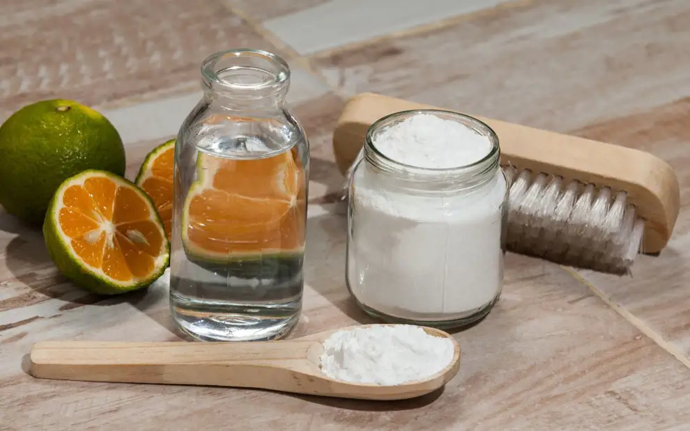 El truco de limpieza definitivo con bicarbonato para quitar la humedad de la pared de tu baño