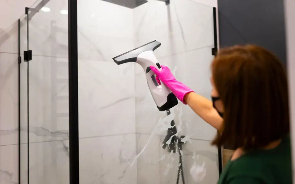 Cómo limpiar la mampara de la ducha sin esfuerzo: ¡adiós a la cal!