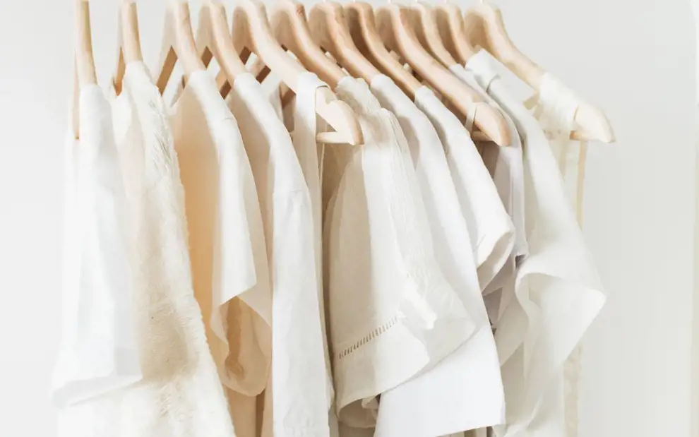 Cómo quitar las manchas amarillas de la ropa blanca: los trucos que funcionan