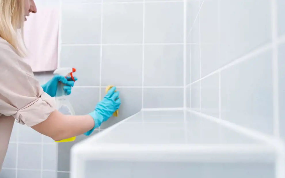 Cómo limpiar los azulejos del baño: trucos anti moho