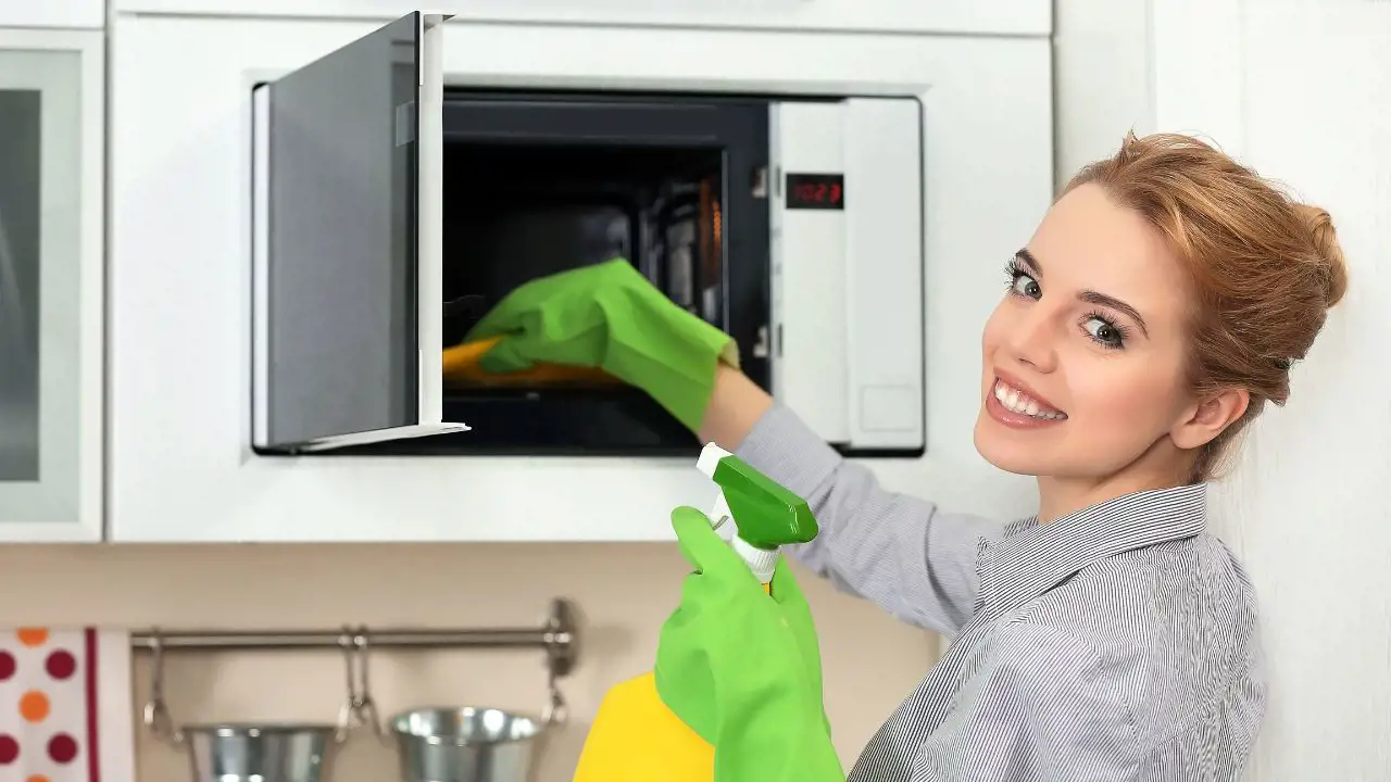 Cómo limpiar el microondas: trucos fáciles y rápidos