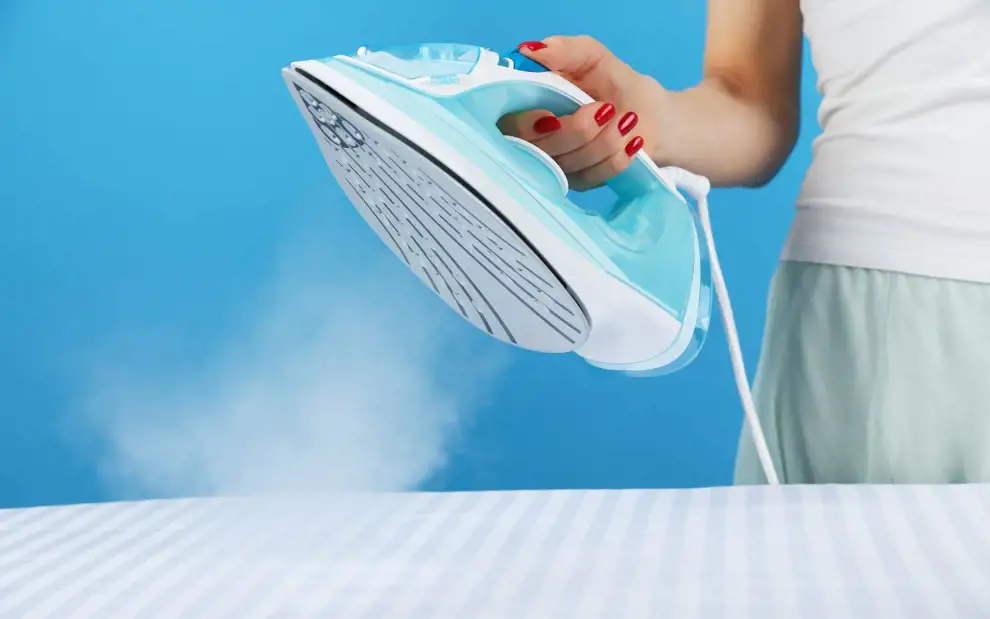 Cómo limpiar una plancha quemada (y evitar que te manche la ropa)