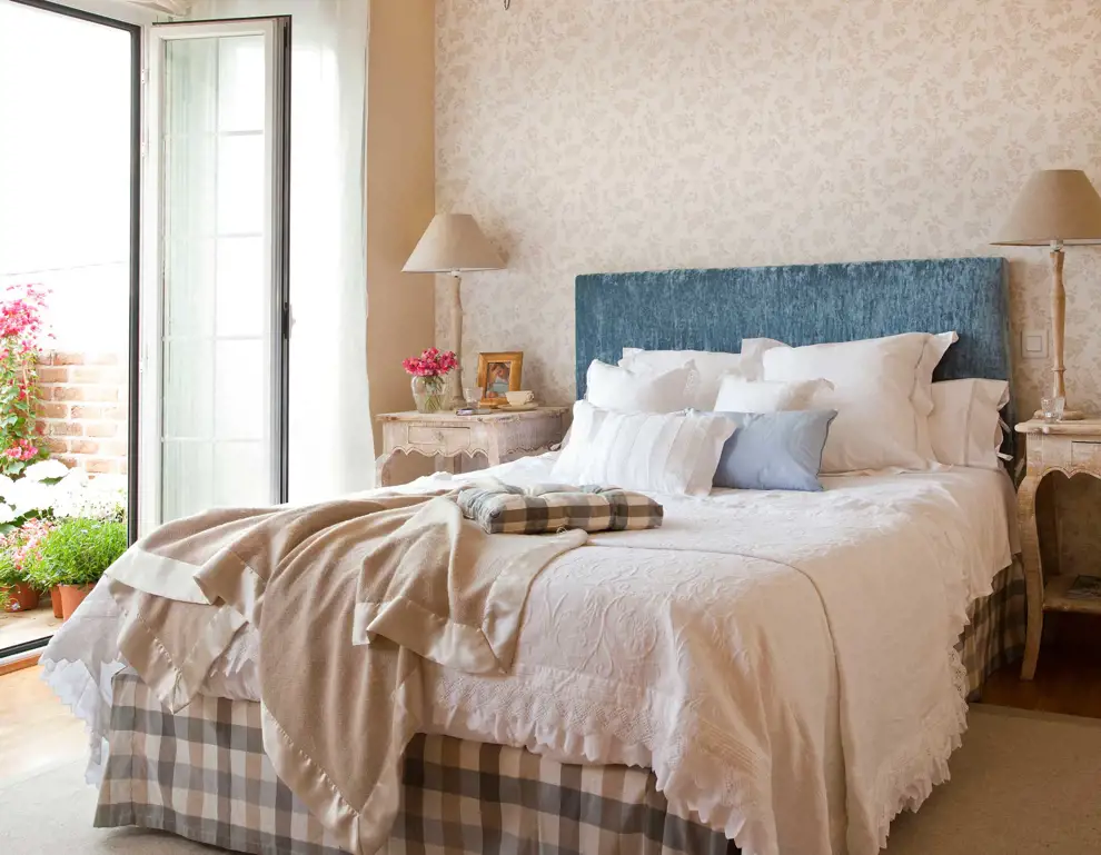 10 ideas con papeles pintados que transformarán tu dormitorio