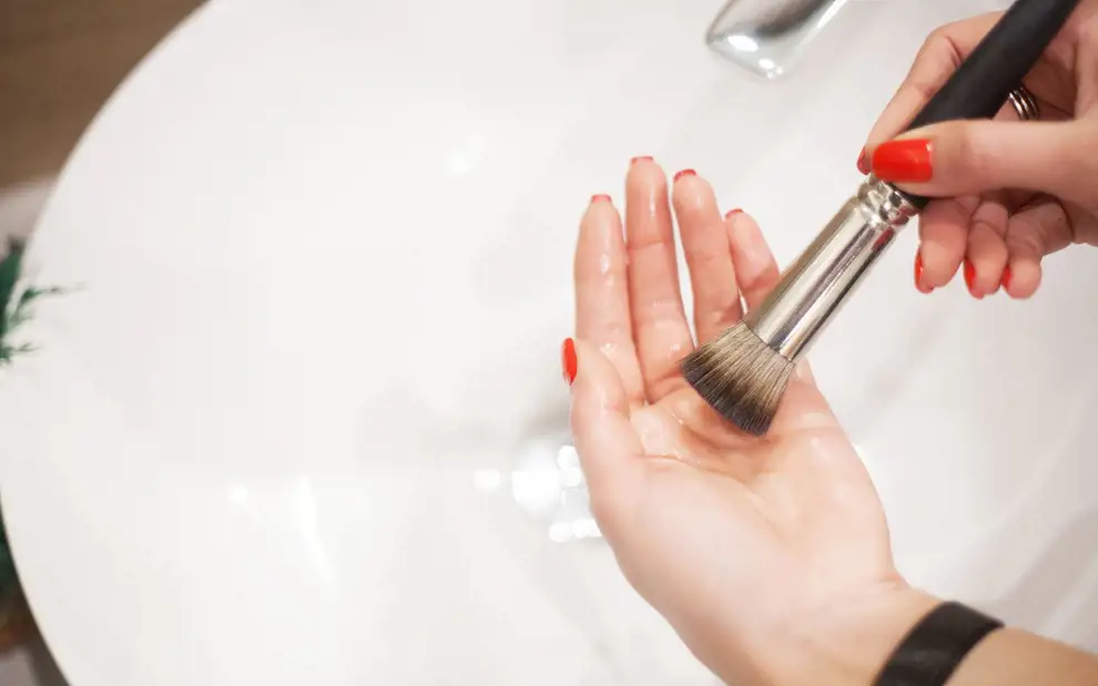 Cómo limpiar las brochas de maquillaje en casa fácil y rápidamente