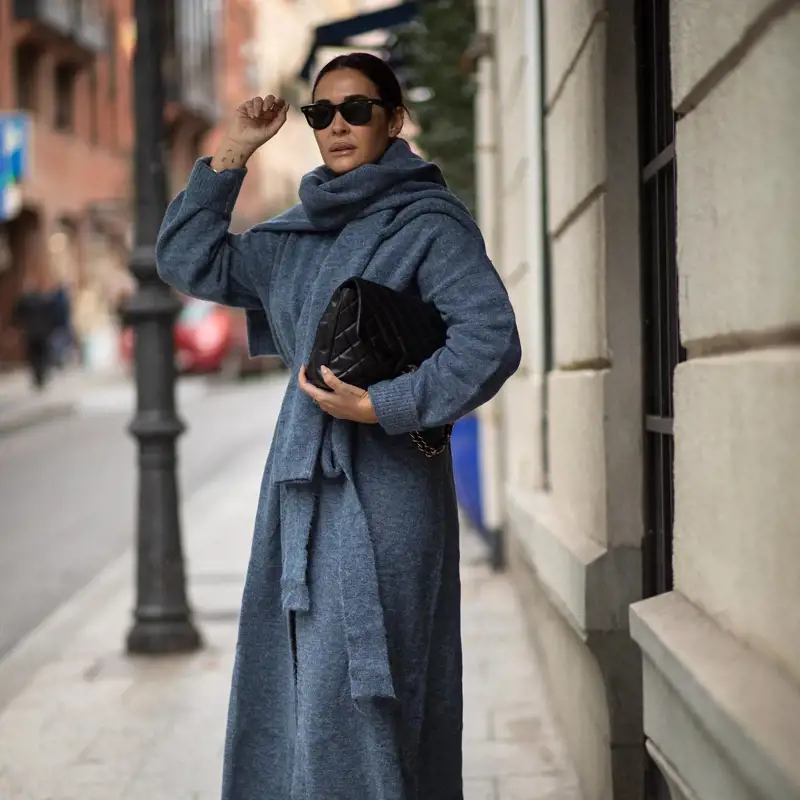 Cómo vestir casual en invierno si tienes 50 años: 10 looks elegantes con toque moderno fáciles de copiar