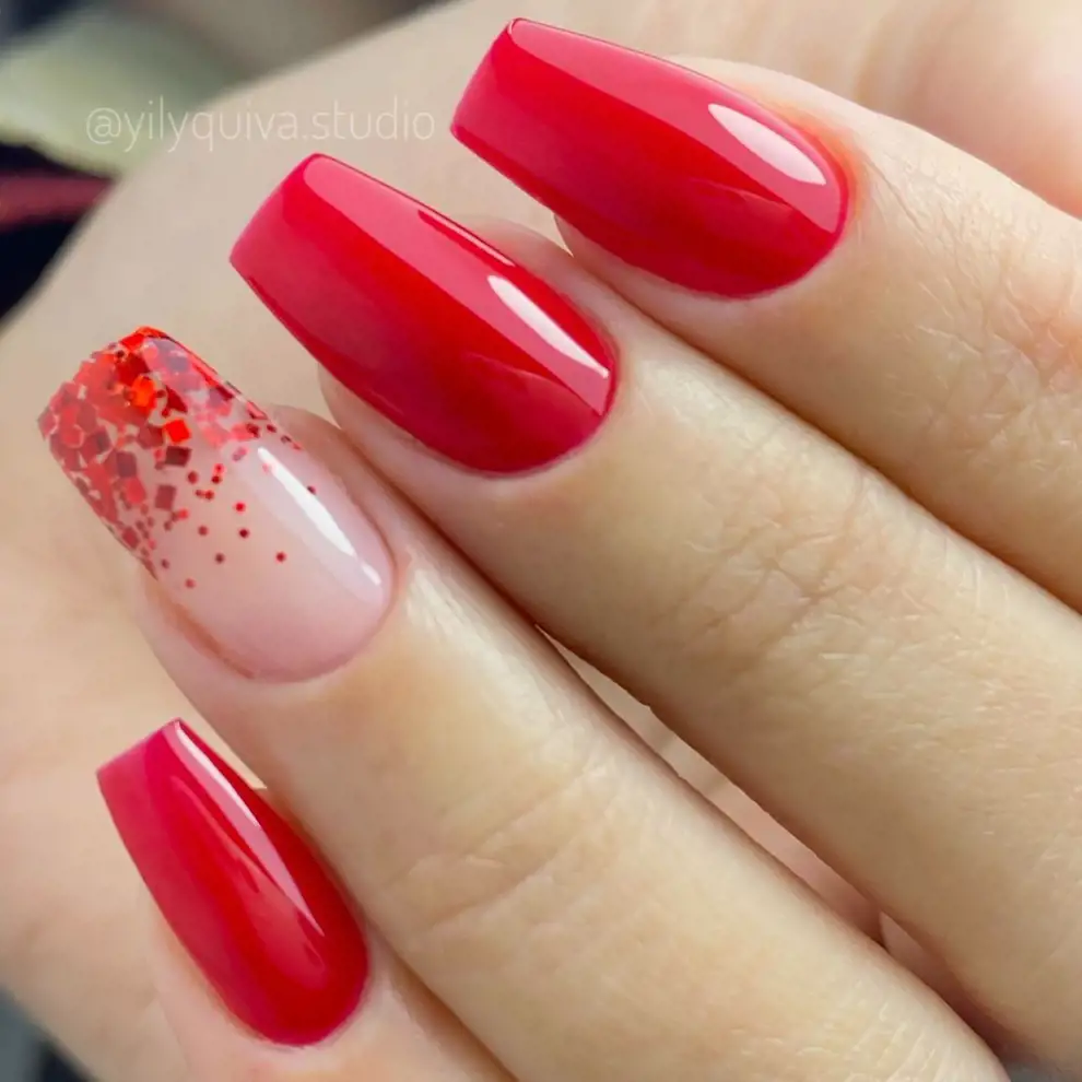 Formas de hacerse la manicura roja el color de uñas más clásico