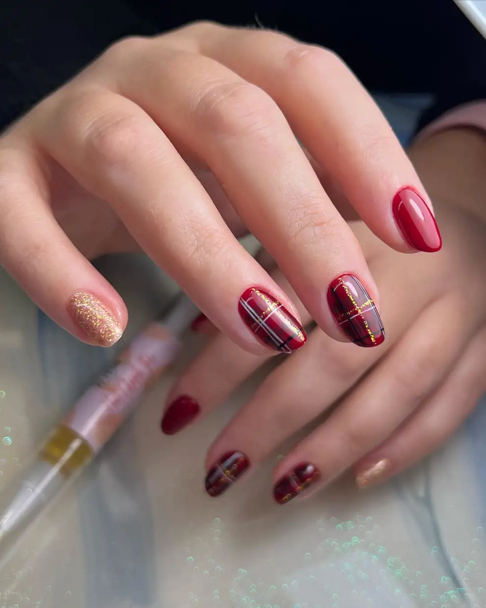 10 ideas de uñas rojas decoradas los diseños más elegantes de una manicura que no pasa de moda