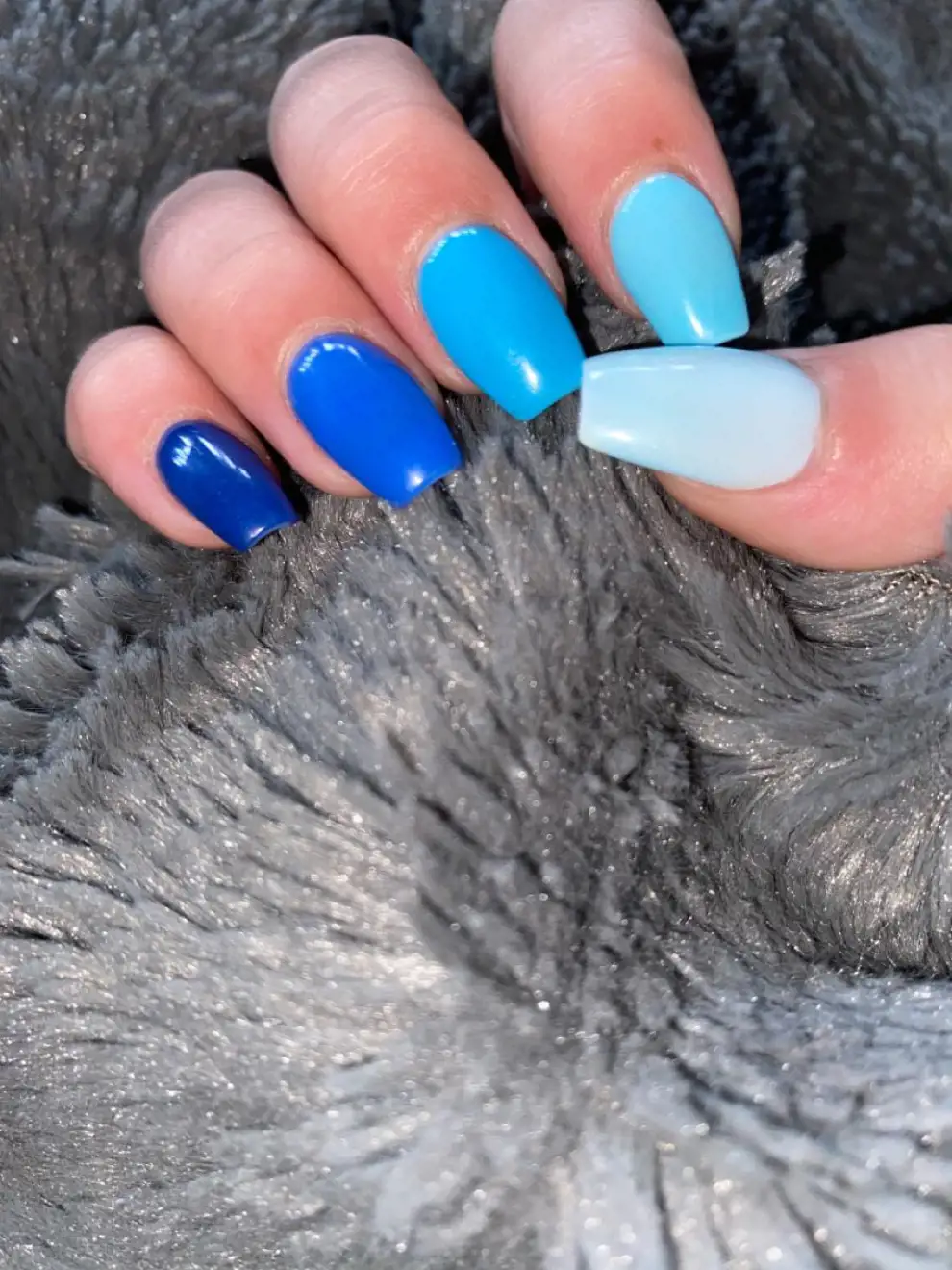 Las uñas azules están de vuelta: arrasa con los diseños más vibrantes y atrevidos