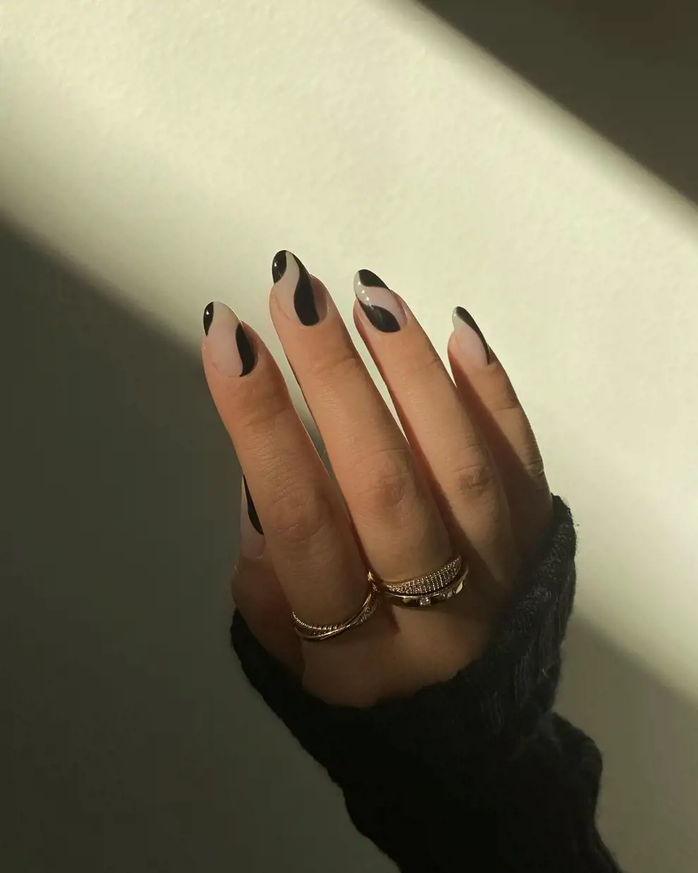 Uñas blancas y negras: la manicura elegante que combina con todo