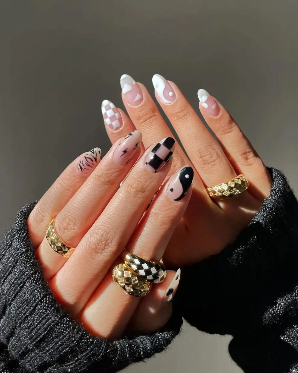 Uñas blancas y negras: la manicura elegante que combina con todo