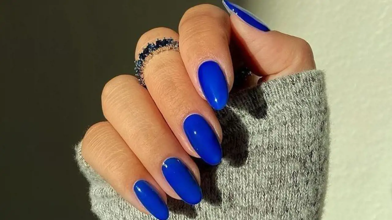 Las uñas azules están más de moda que nunca: arrasa con los diseños más vibrantes y atrevidos