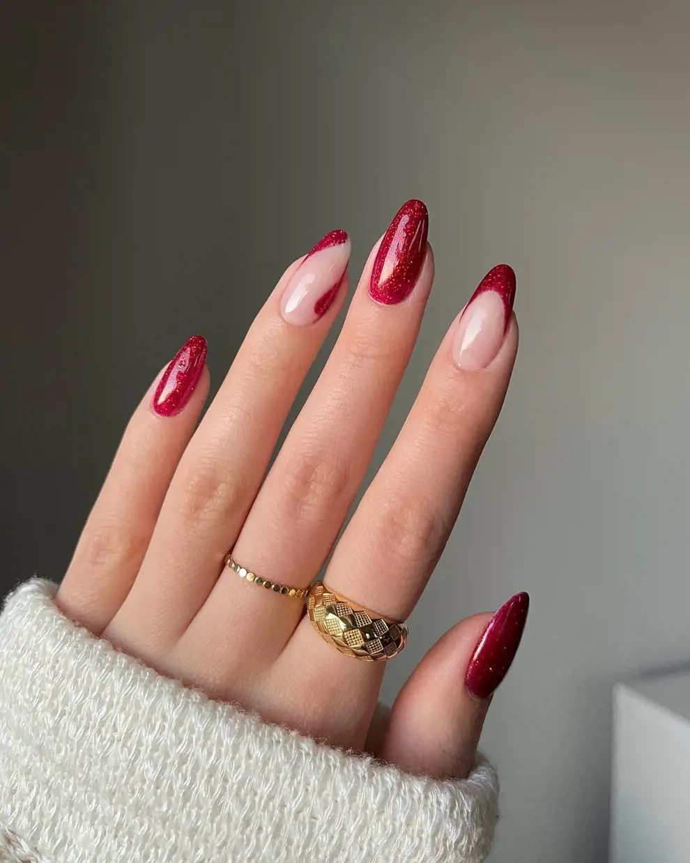 Uñas rojas con dorado  Valentines nails Golden nails designs Valentines  day nails