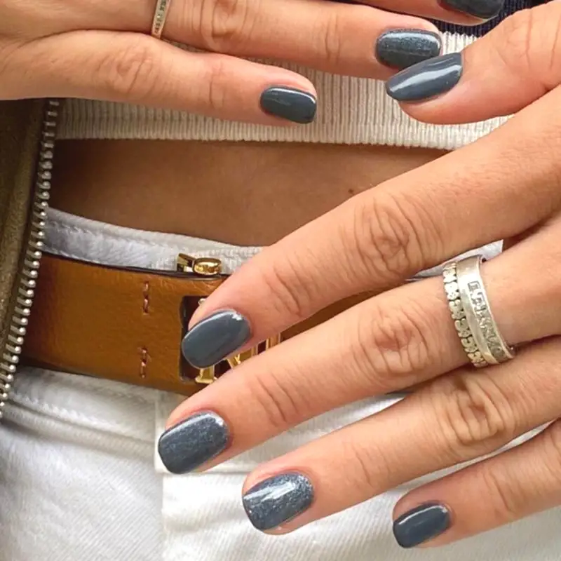 20 uñas grises bonitas y elegantes que amarán las 'clean girls' este otoño/invierno 2023-2024