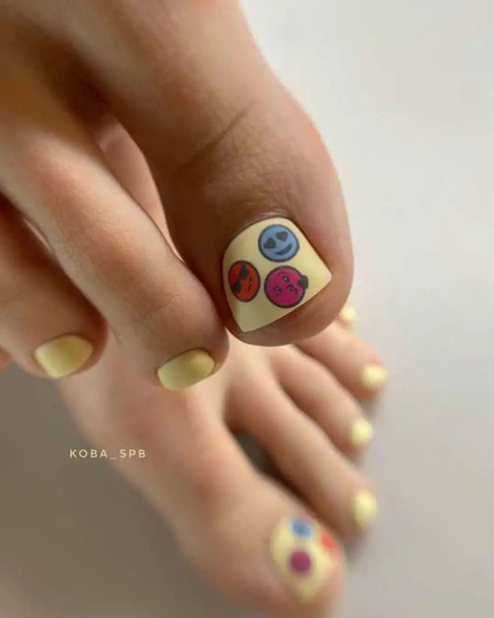 Uñas de los pies con emojis 