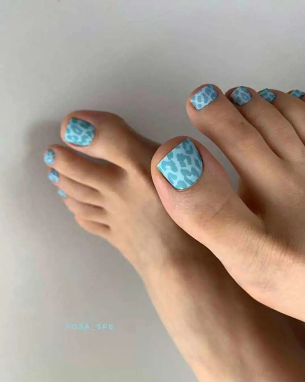 Uñas de los pies en azul 