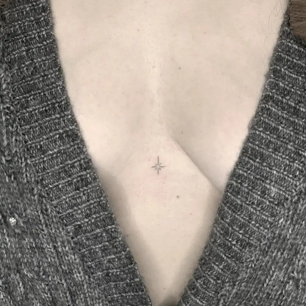 Tatuaje estrella minimalista: en el pecho