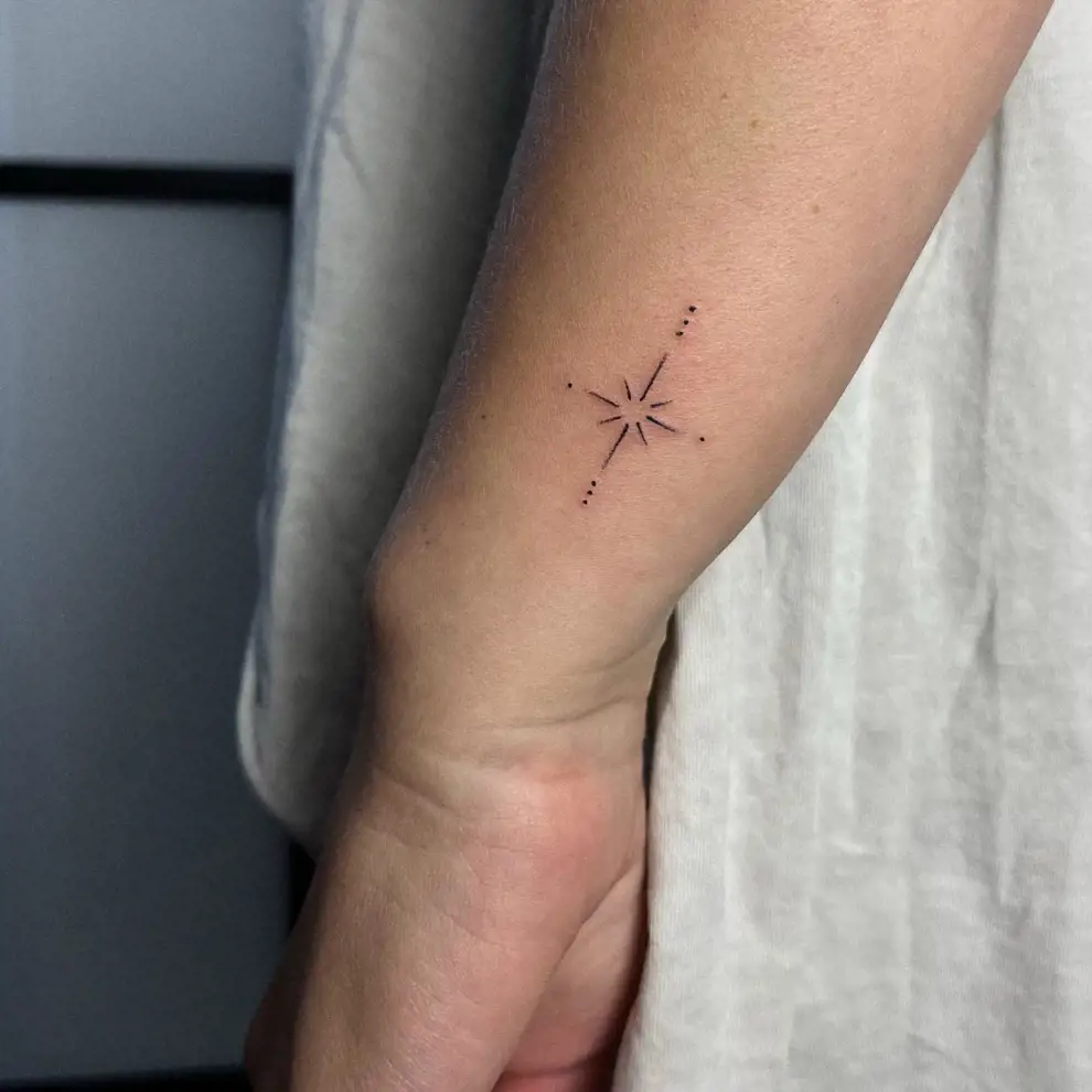 Tatuaje estrella minimalista: