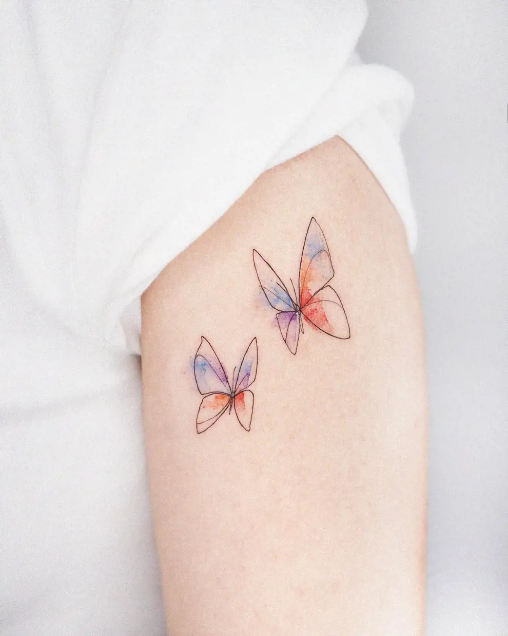Tatuaje mariposa minimalista: acuarela