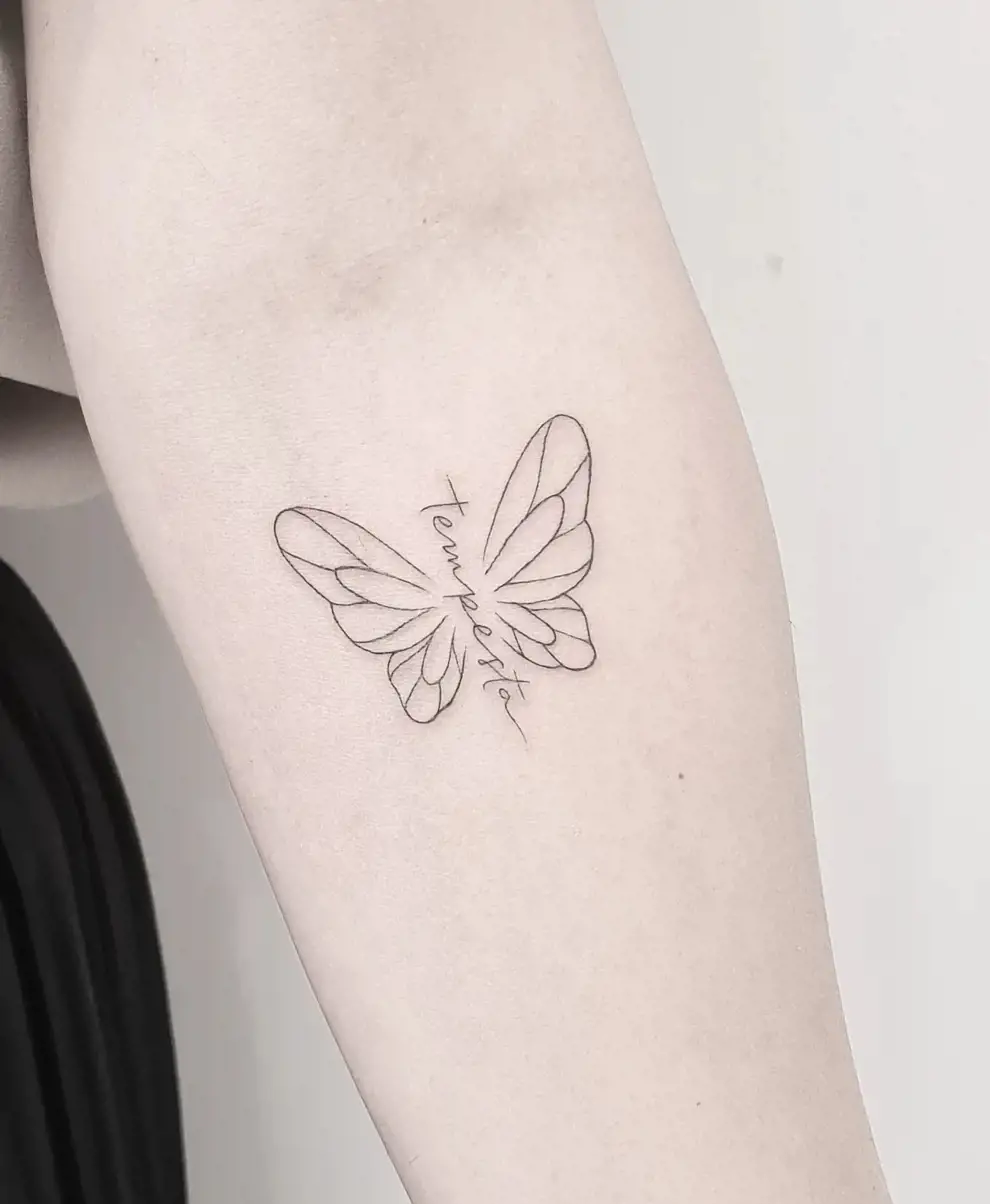 Tatuaje mariposa minimalista: con palabras