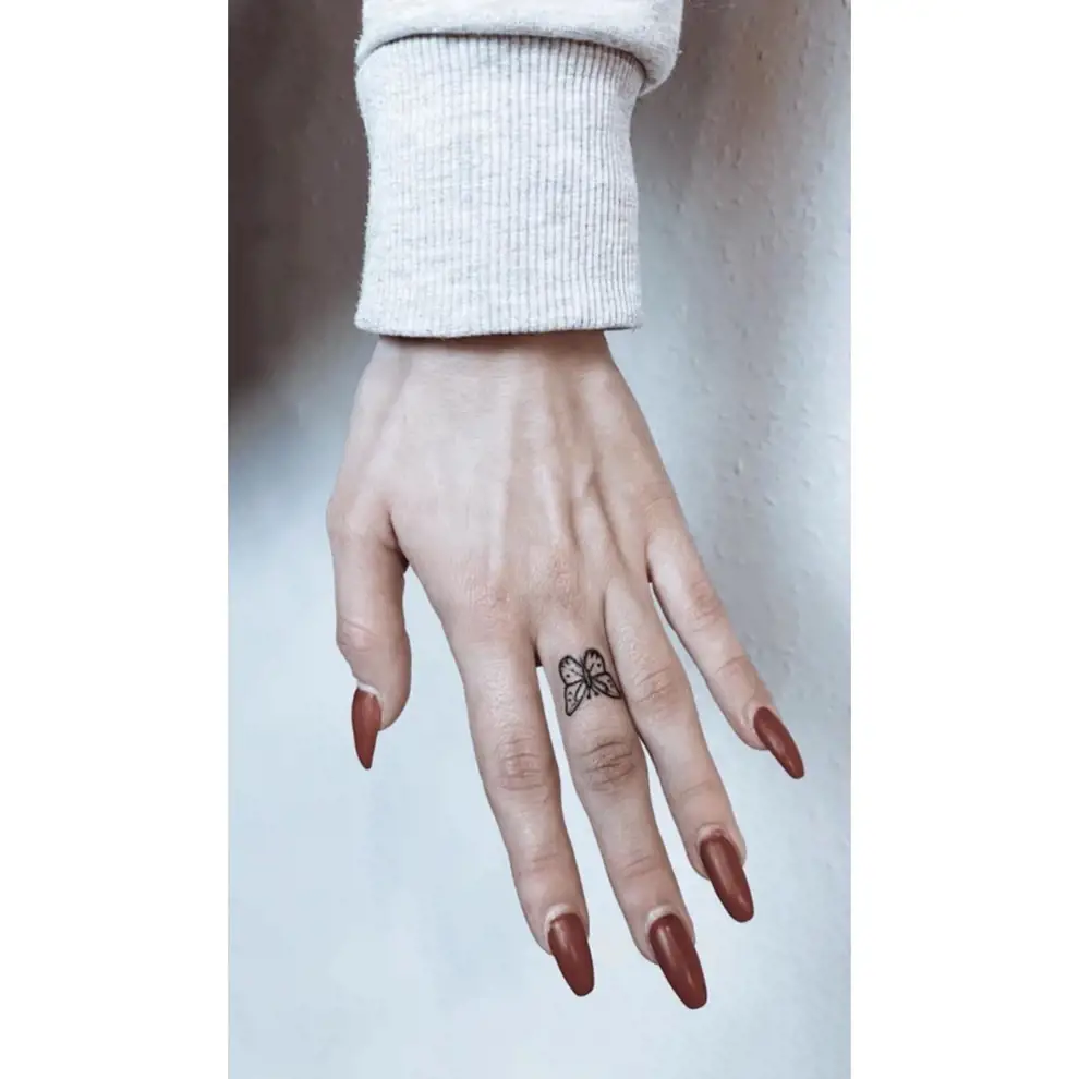 Tatuaje mariposa minimalista: en un dedo