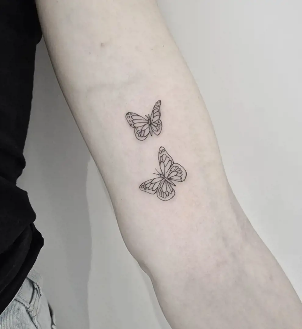 Tatuaje mariposa minimalista: fine line