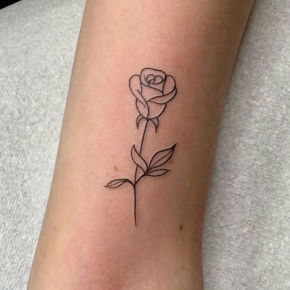 Tatuaje rosa minimalista: clásica