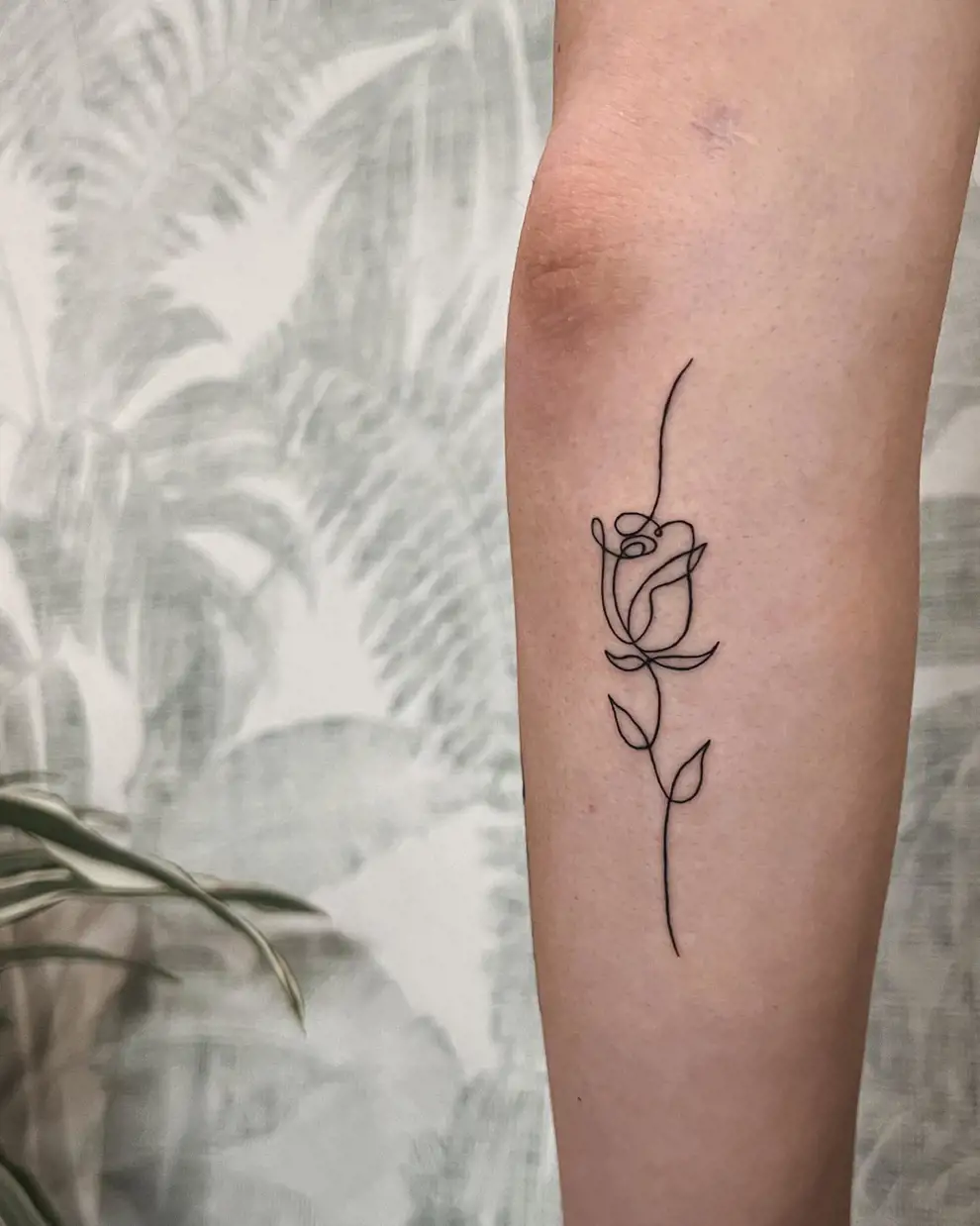 Tatuaje rosa minimalista: de un trazo