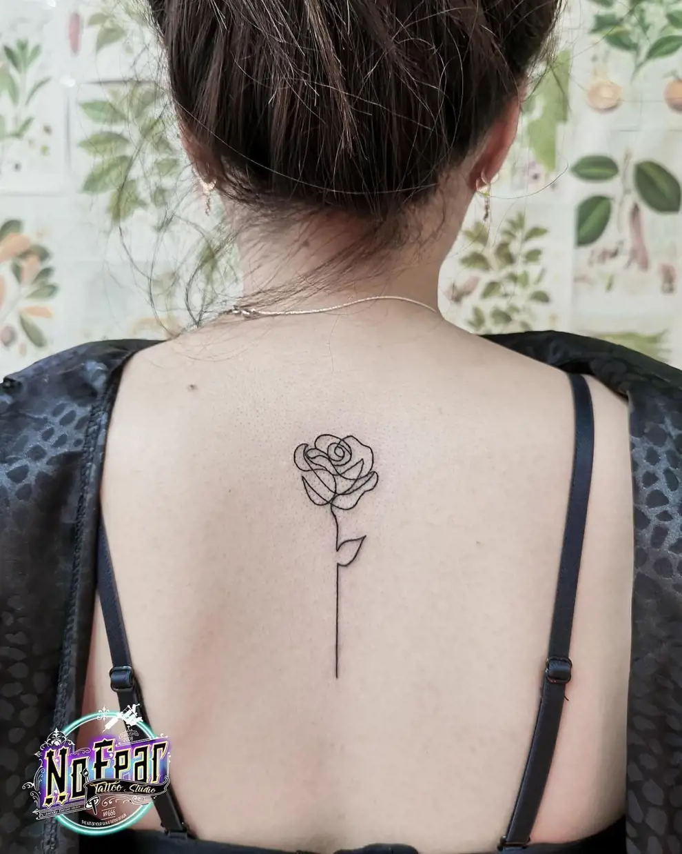 Tatuaje rosa minimalista: fine line