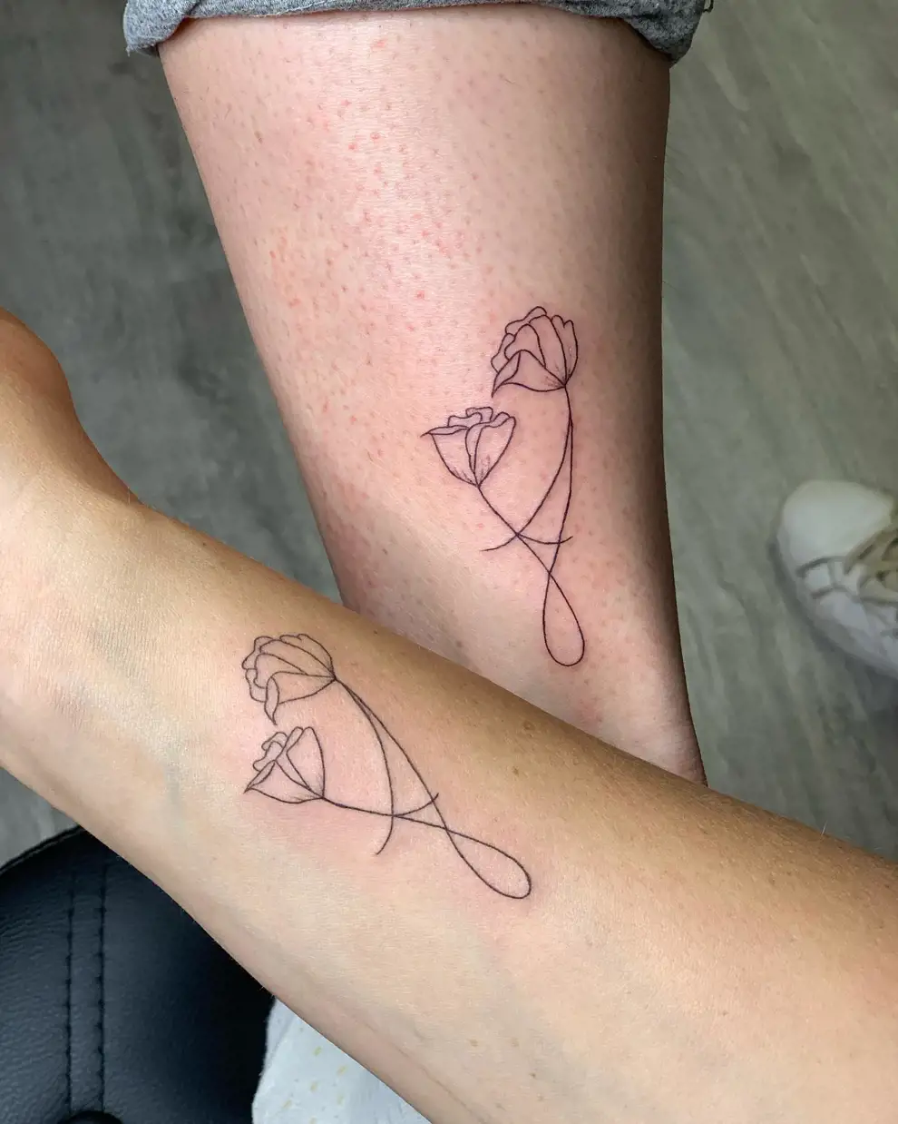 Tatuaje rosa minimalista: para madre e hija