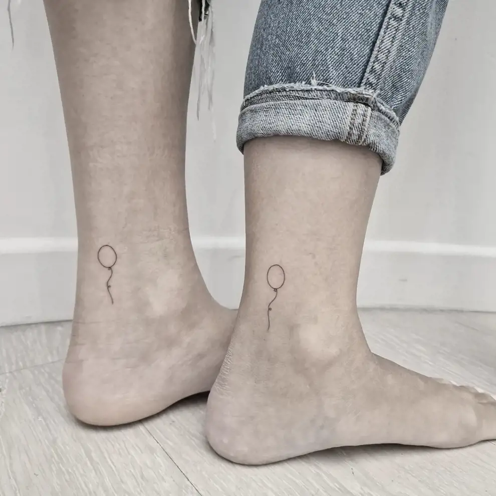 Tatuajes amigas minimalistas: globos