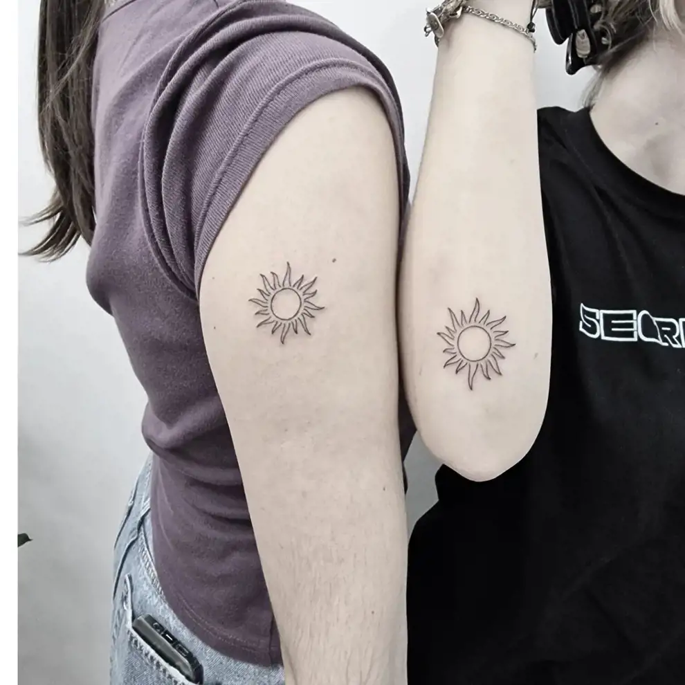 Tatuajes amigas minimalistas: soles