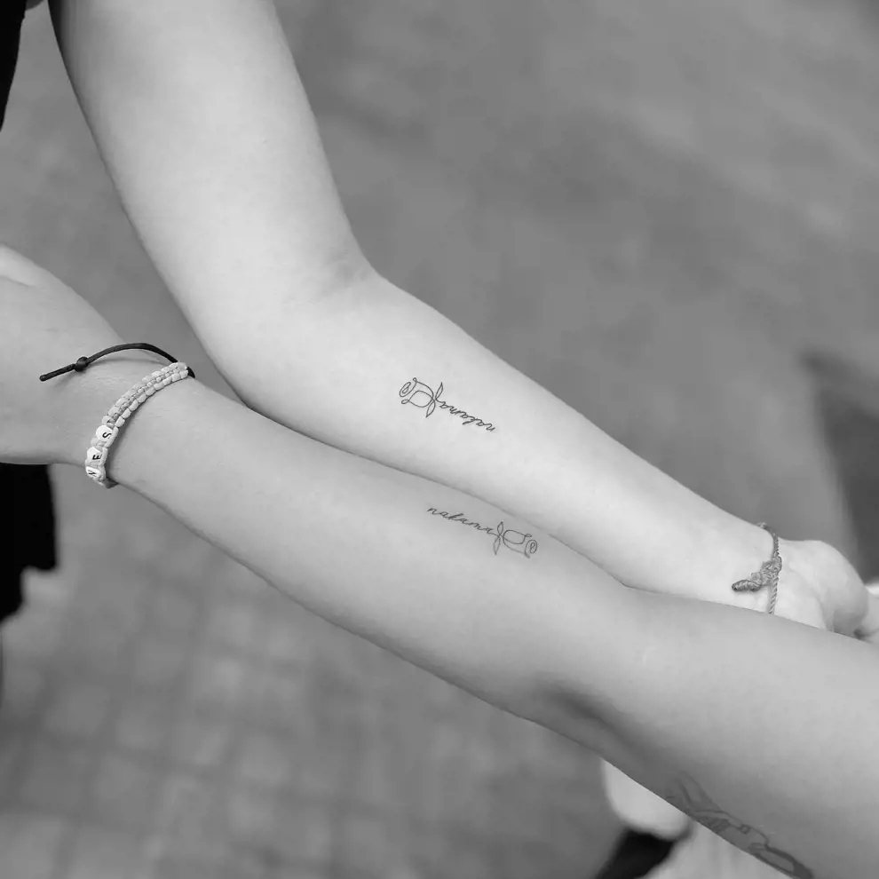 Tatuajes amigas minimalistas: 