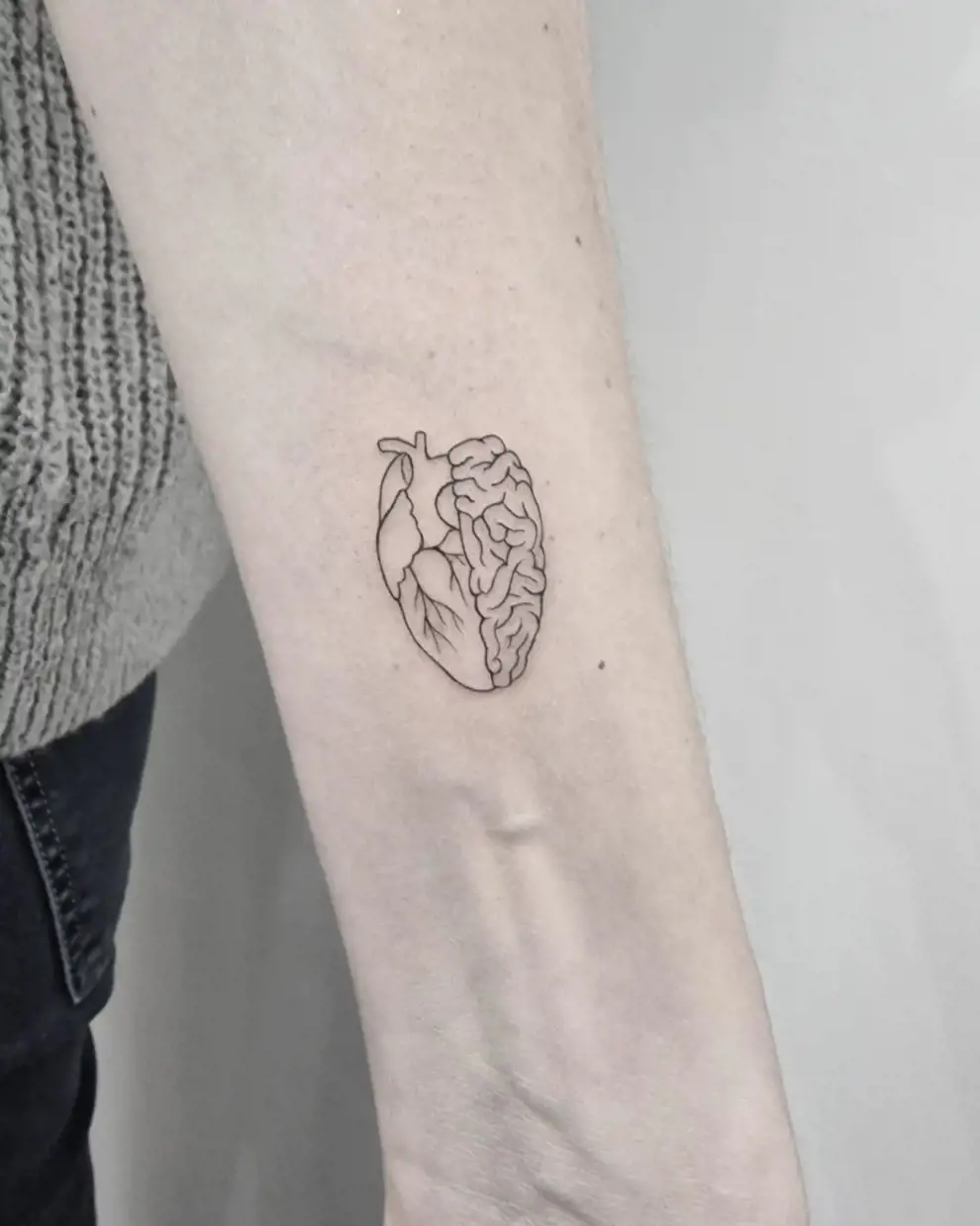 Tatuajes minimalistas mujer: ¿corazón o cerebro?