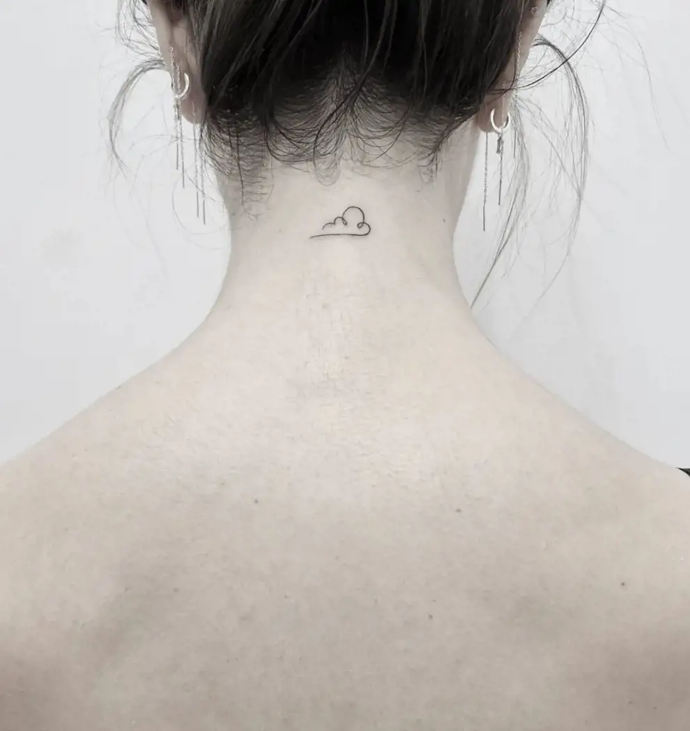 Tatuajes minimalistas mujer: nube
