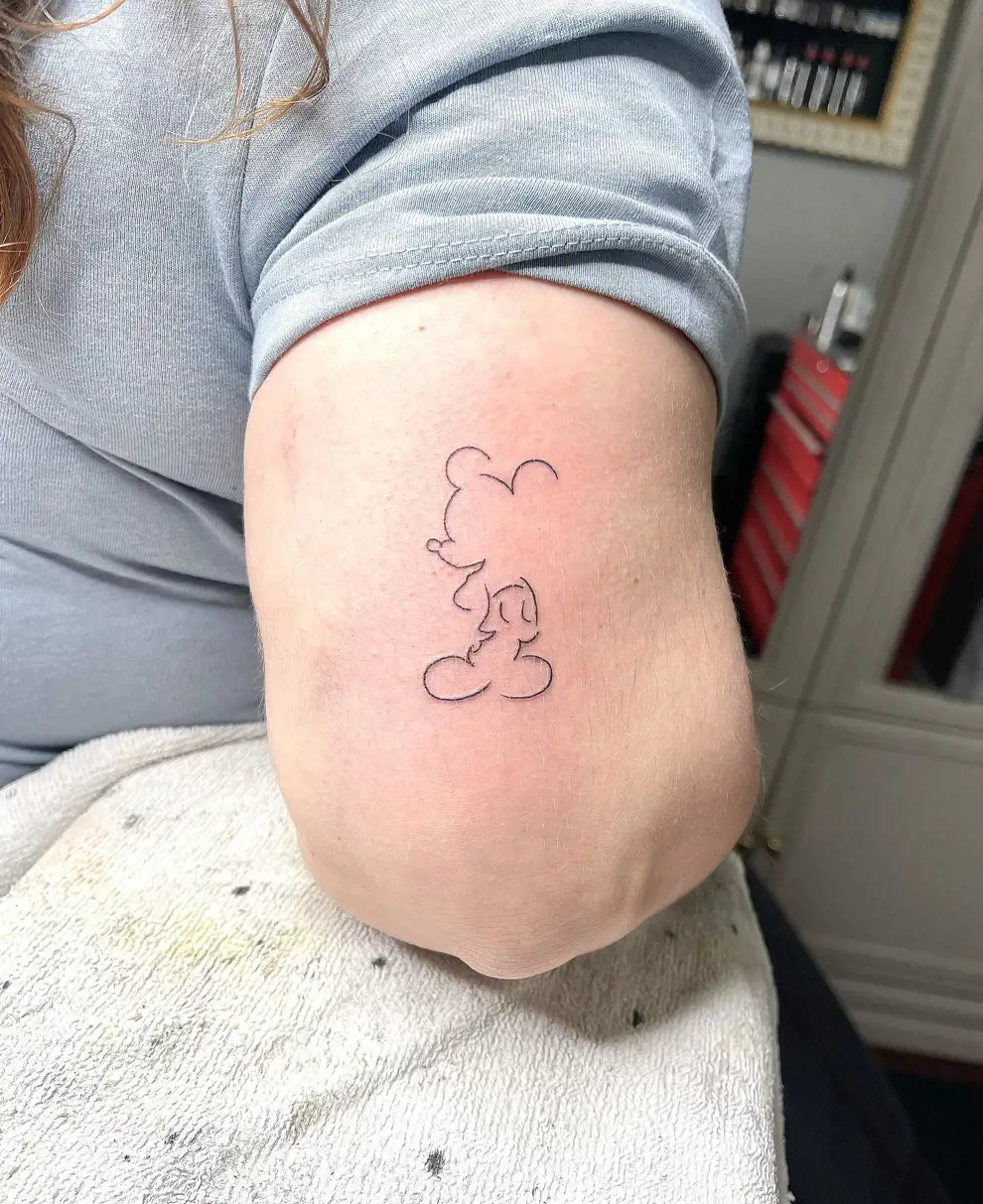 Tatuajes minimalistas mujer: silueta de Mickey