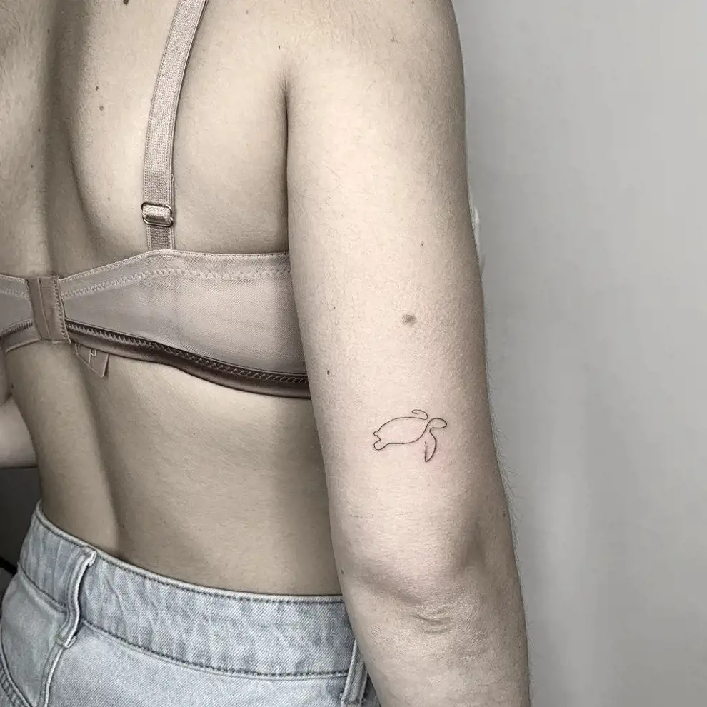 Tatuajes minimalistas mujer: tortuga