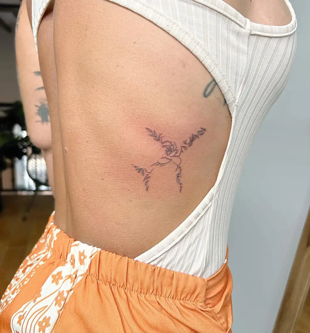 Tatuajes minimalistas mujer: un avión especial