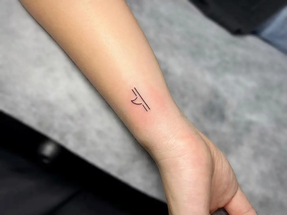 Tatuajes minimalistas mujer: una aleta