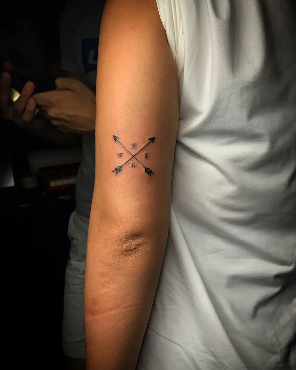 Tatuaje brújula minimalista: con flechas